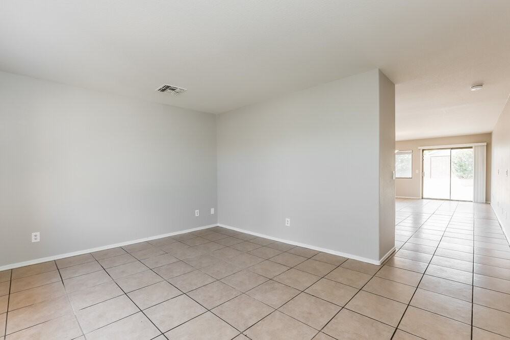 12954 W Voltaire Ave - Photo 5 of 19