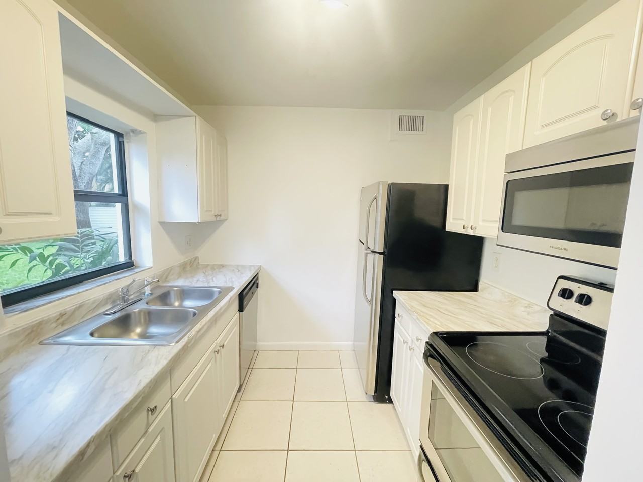 1100 Ne 18th St #1 - Photo 3 of 17