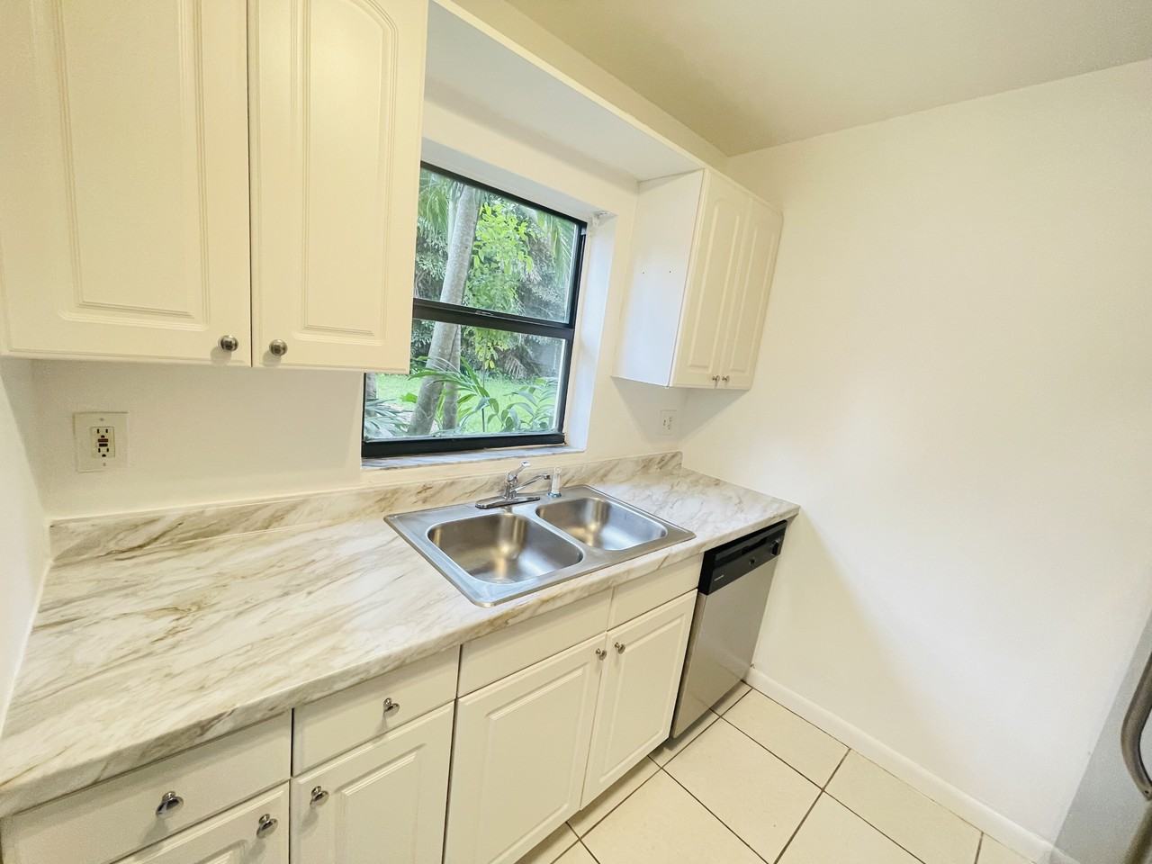 1100 Ne 18th St #1 - Photo 4 of 17