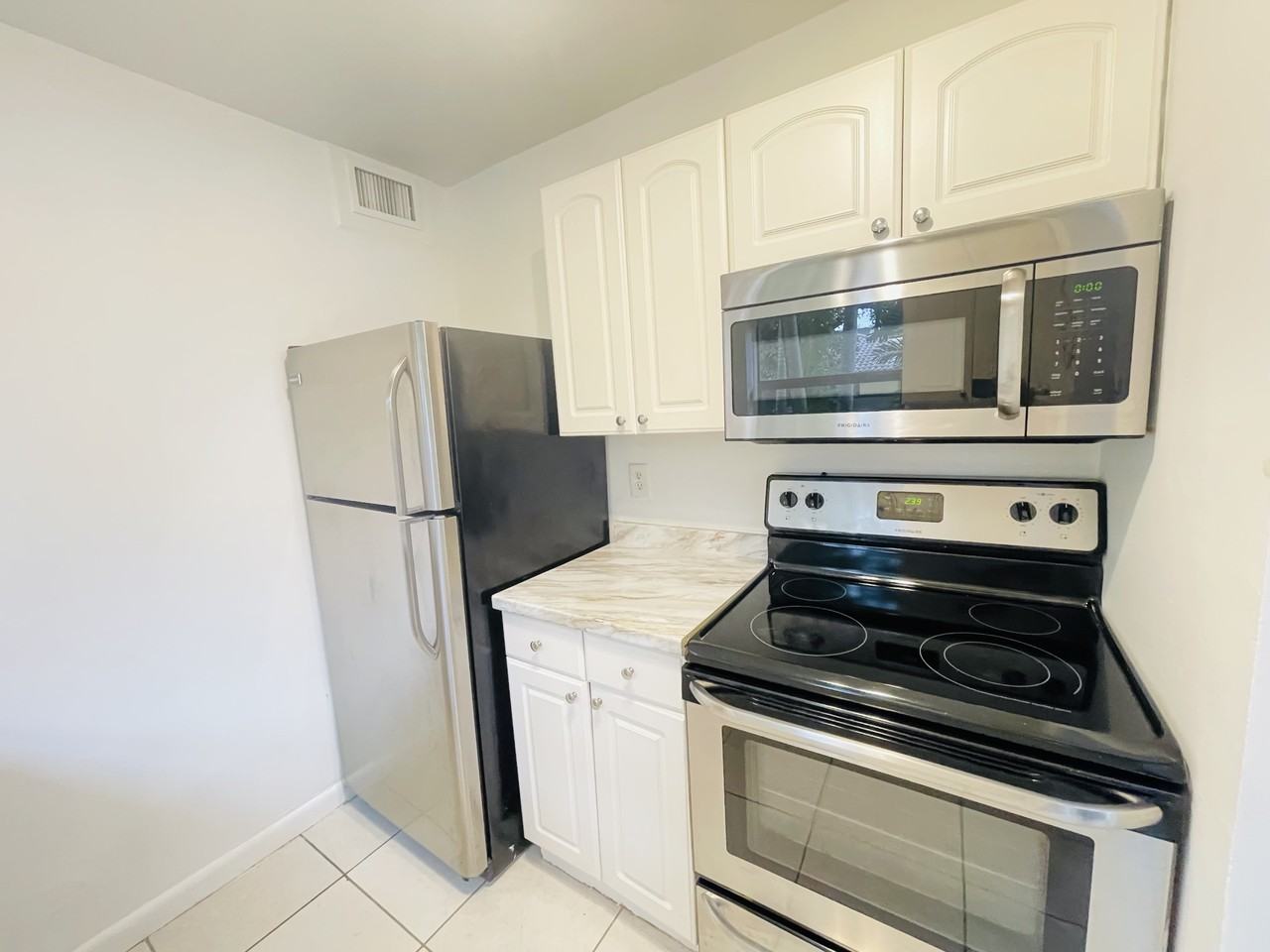 1100 Ne 18th St #1 - Photo 5 of 17