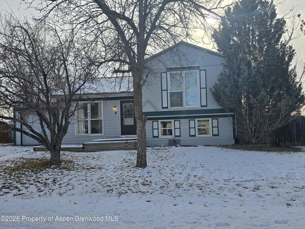 768 Riford Rd - Photo 2 of 18