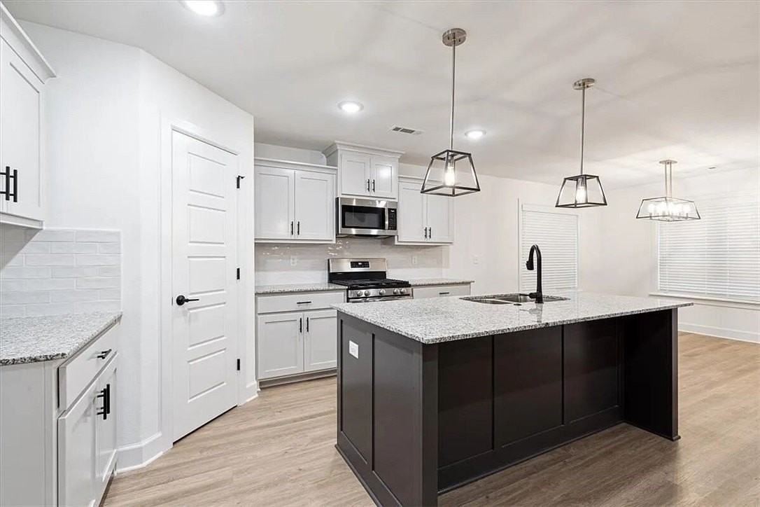 1040 Monarch Rd - Photo 2 of 19