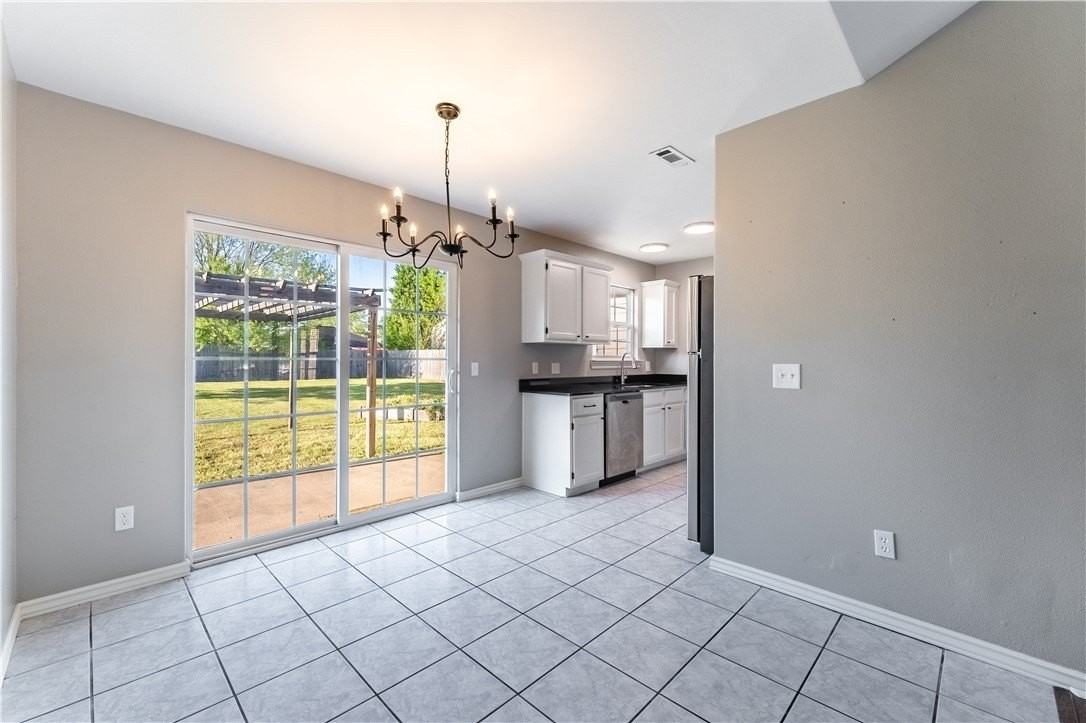 740 Dogwood St - Photo 4 of 23