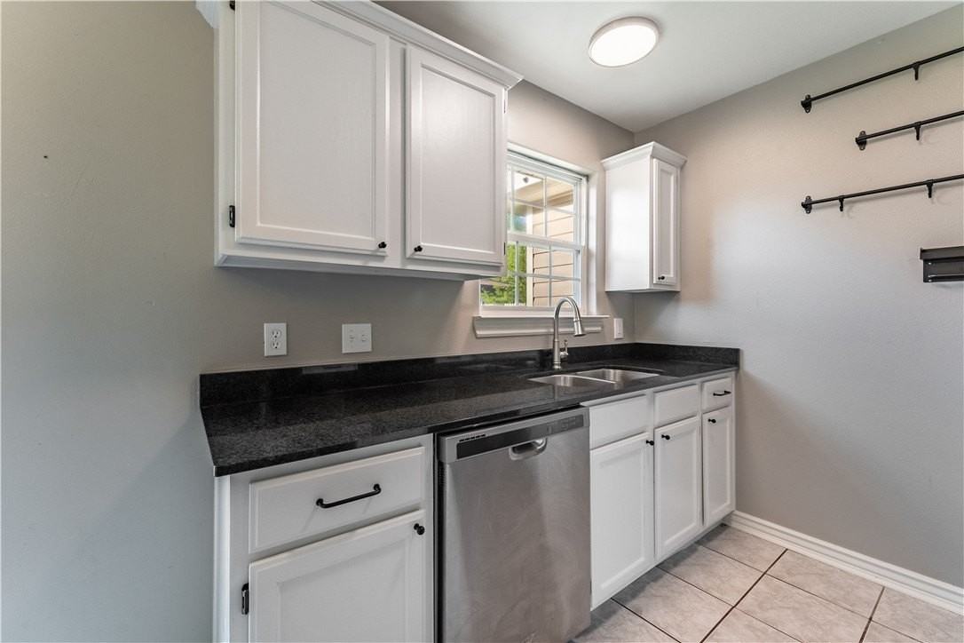 740 Dogwood St - Photo 5 of 23