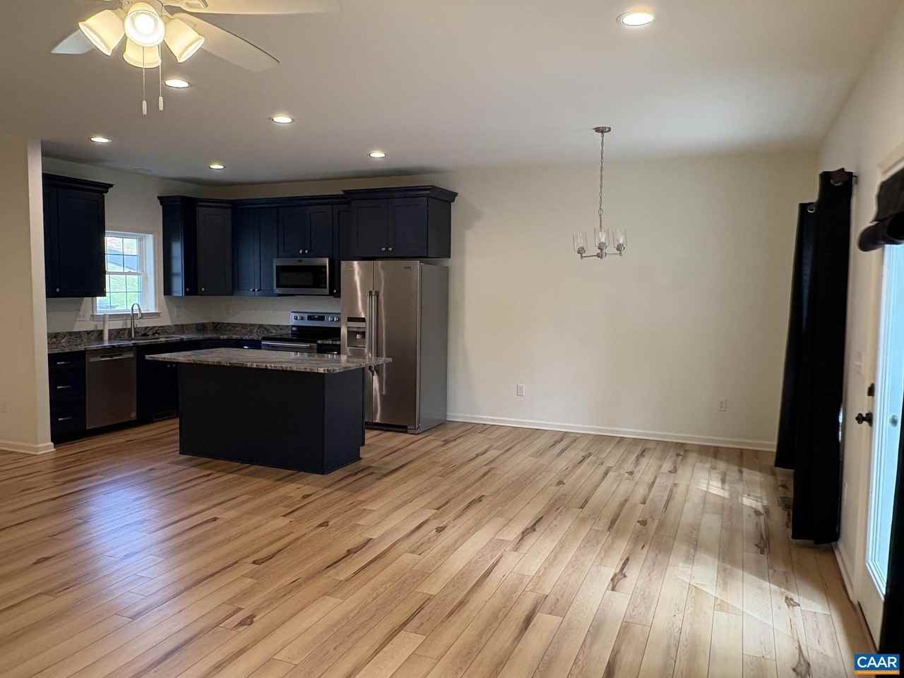 275 Barrington Dr - Photo 3 of 16