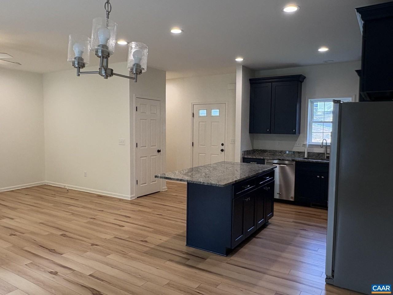 275 Barrington Dr - Photo 4 of 16