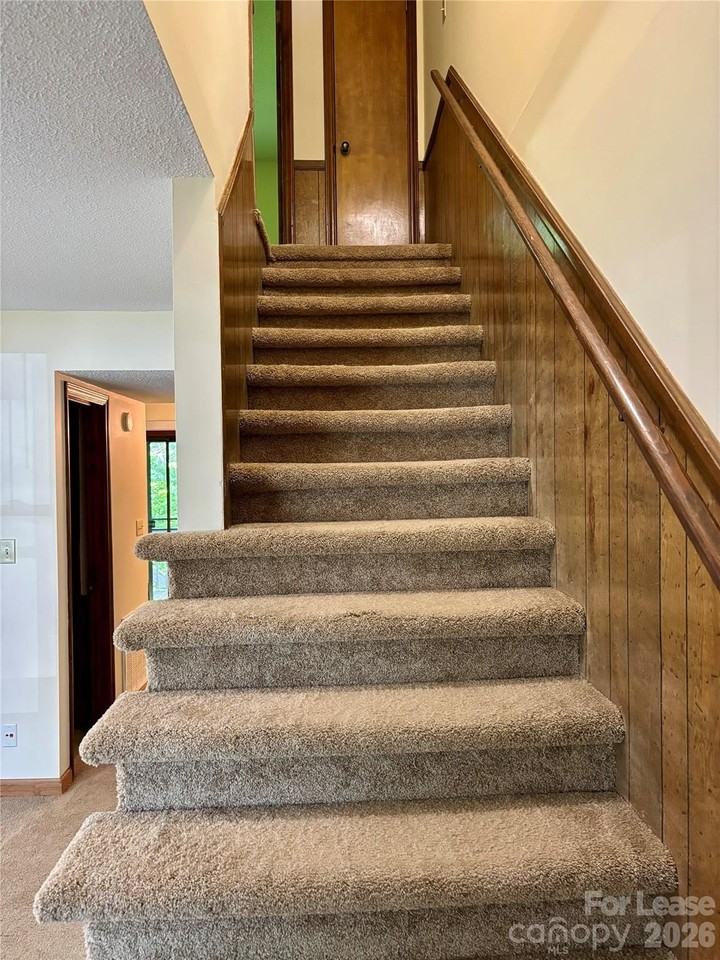 128 Hillcrest Dr - Photo 5 of 11