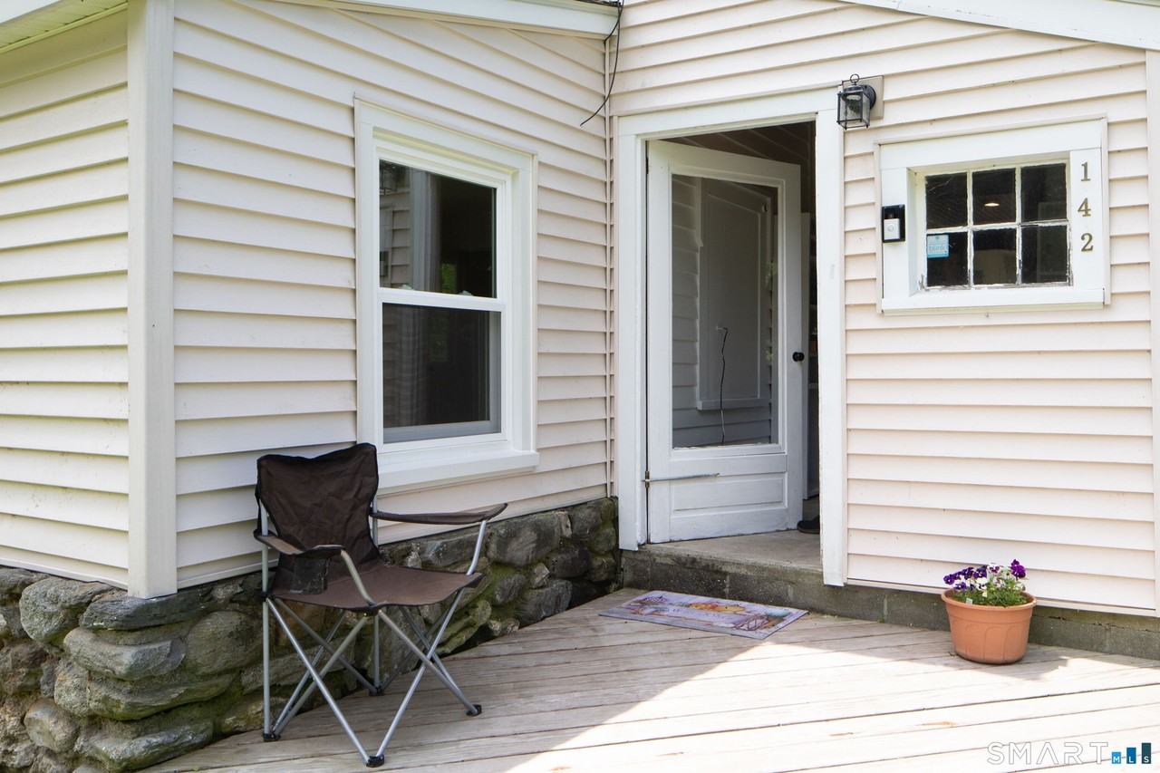 142 Factory St - Photo 2 of 16
