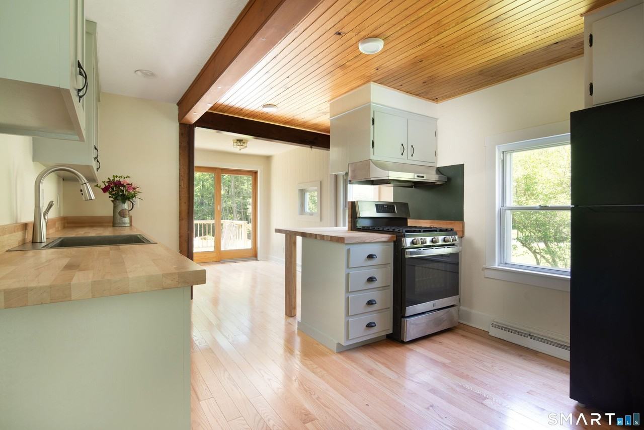 142 Factory St - Photo 4 of 16
