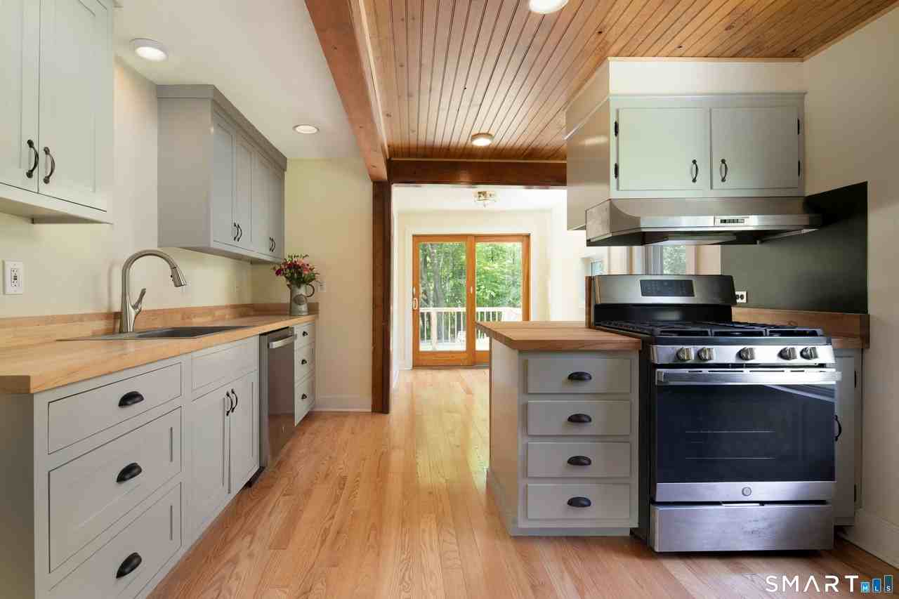 142 Factory St - Photo 5 of 16