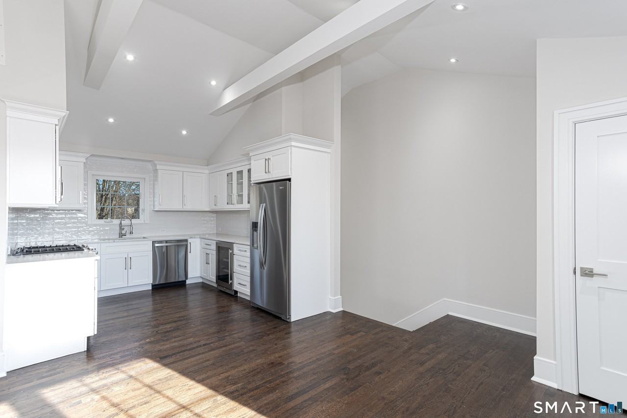 38 Poe Ct - Photo 2 of 14