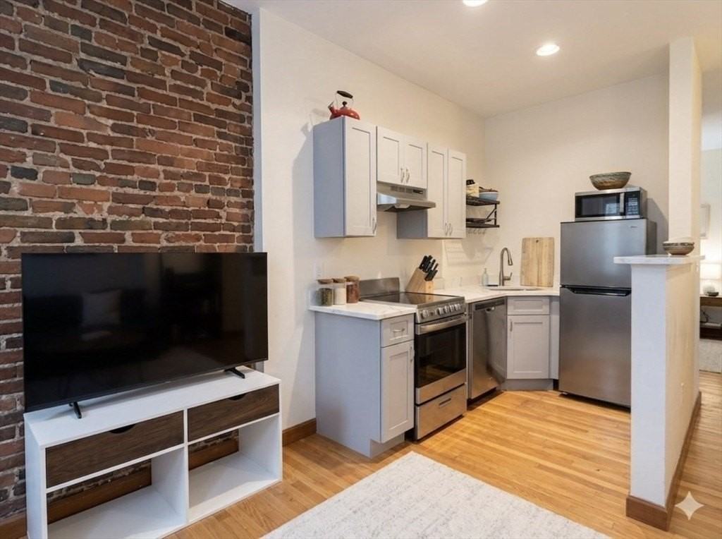 22 Battery St Apt 1r - Photo 2 of 8