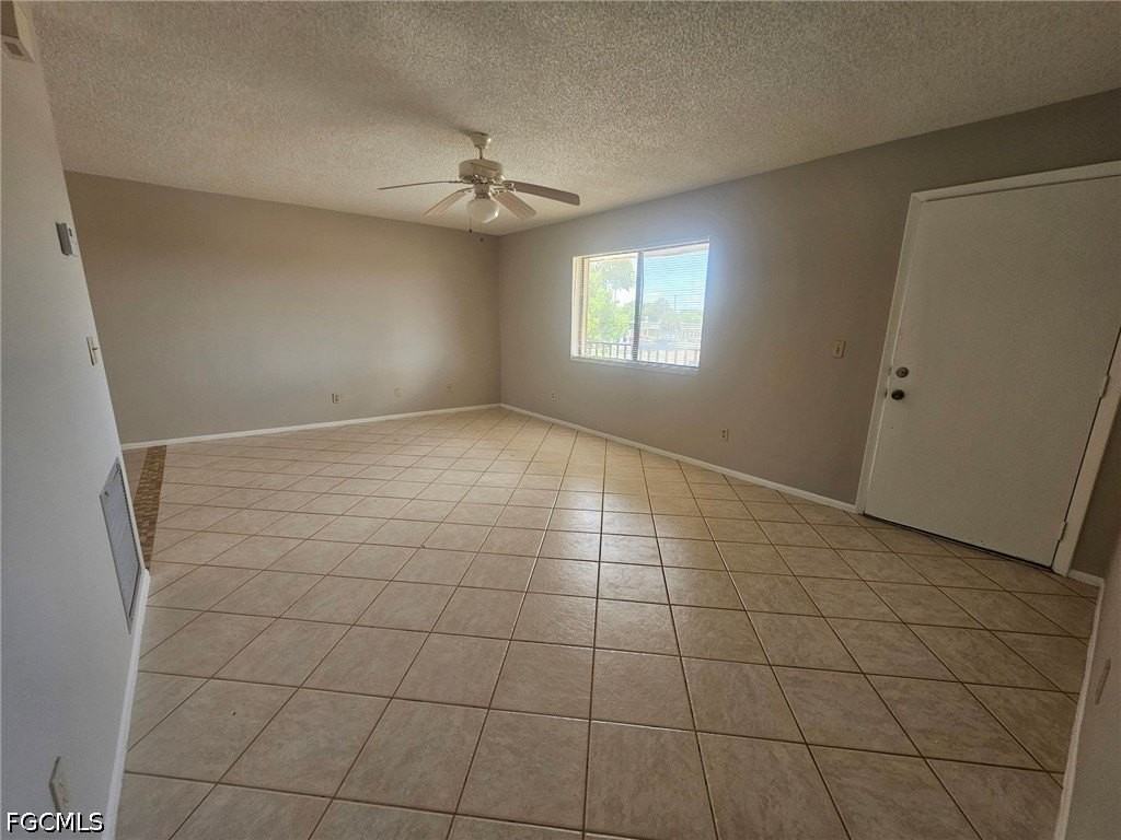 1221 Se 46th Ln #N - Photo 4 of 15