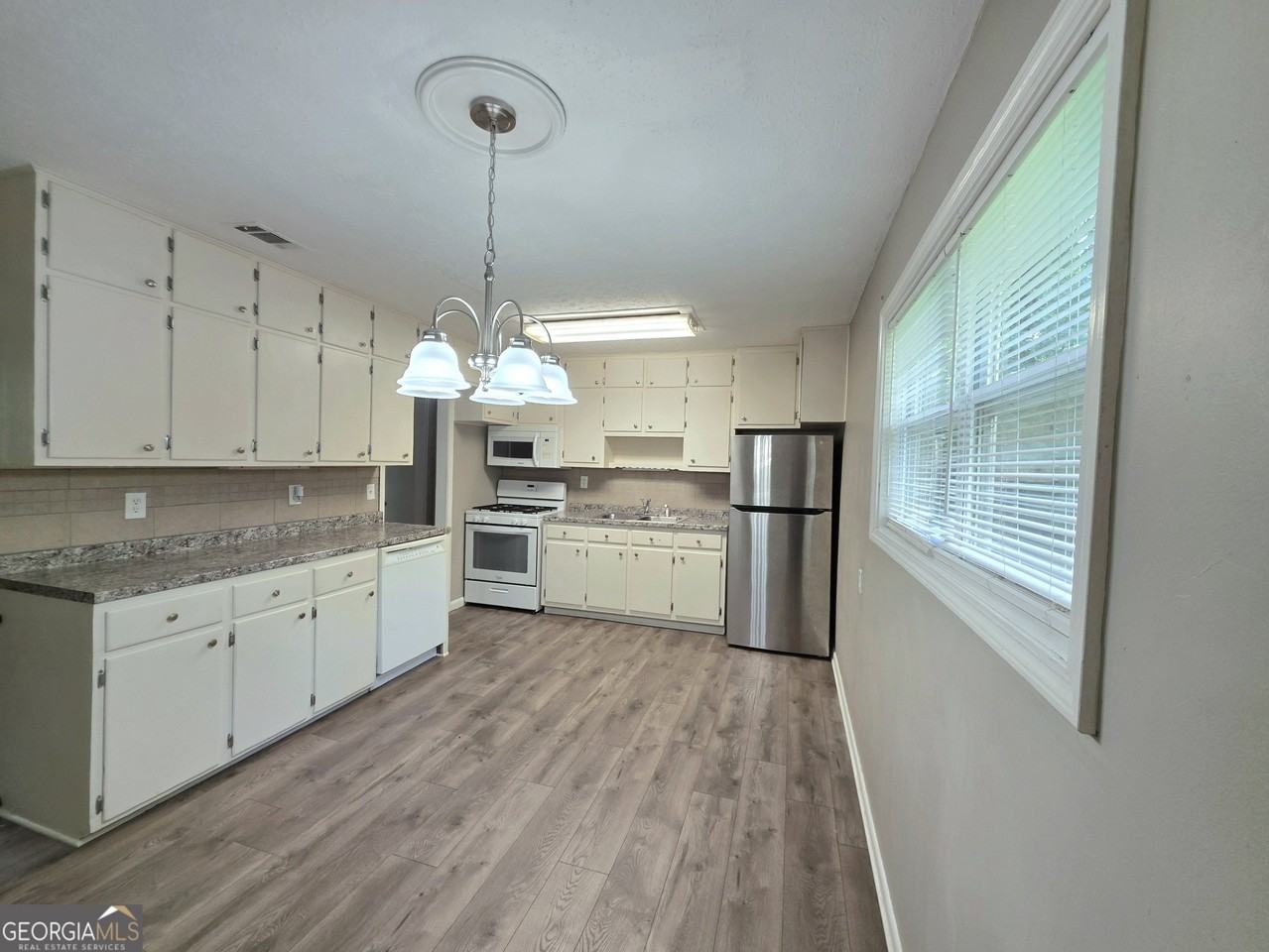 3460 Meadowview Dr - Photo 7 of 16