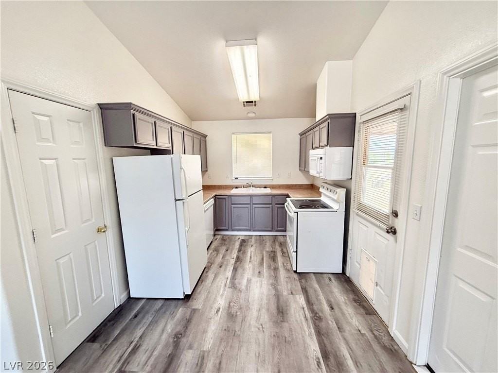 1031 Karen Ct #B - Photo 4 of 12