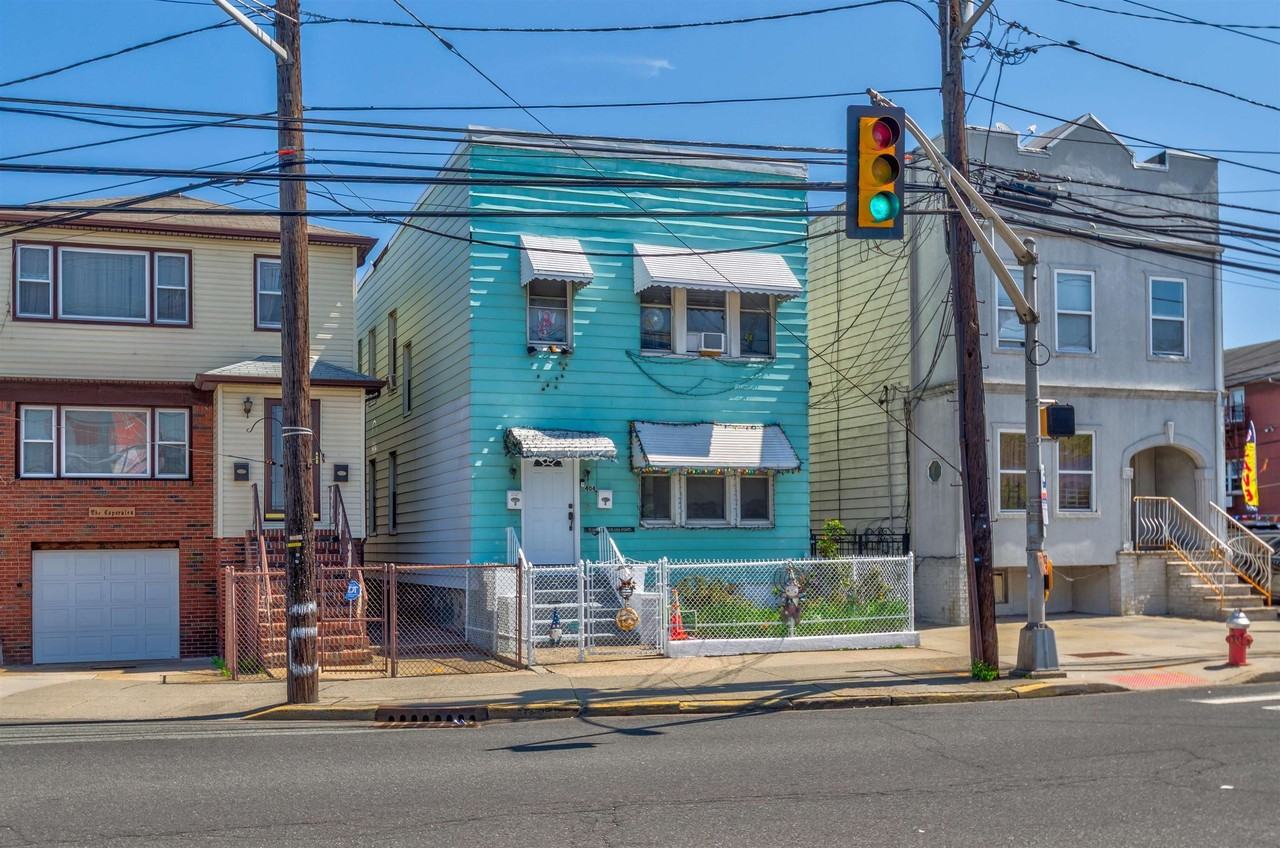 404 Danforth Ave