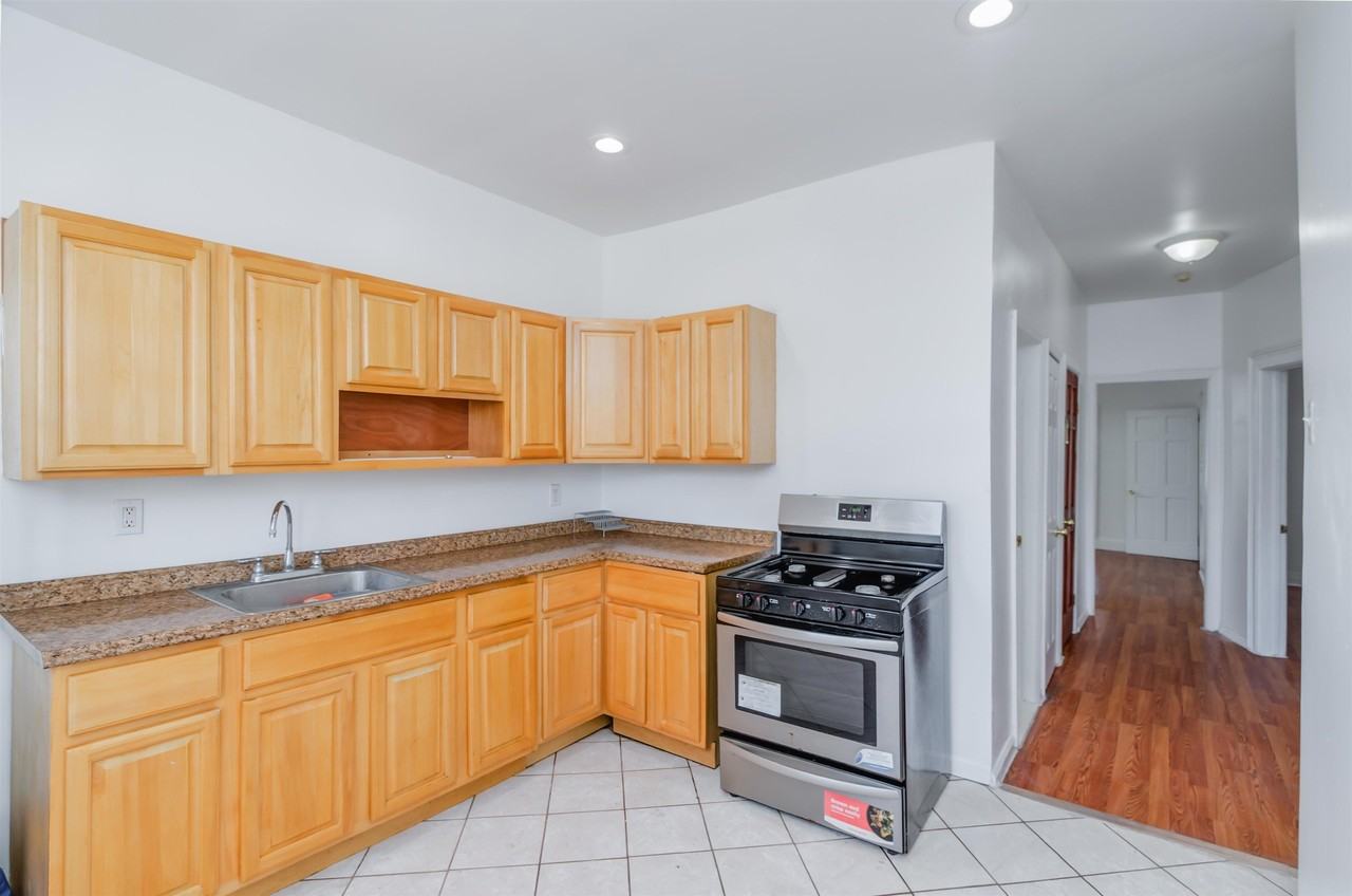 404 Danforth Ave - Photo 4 of 27