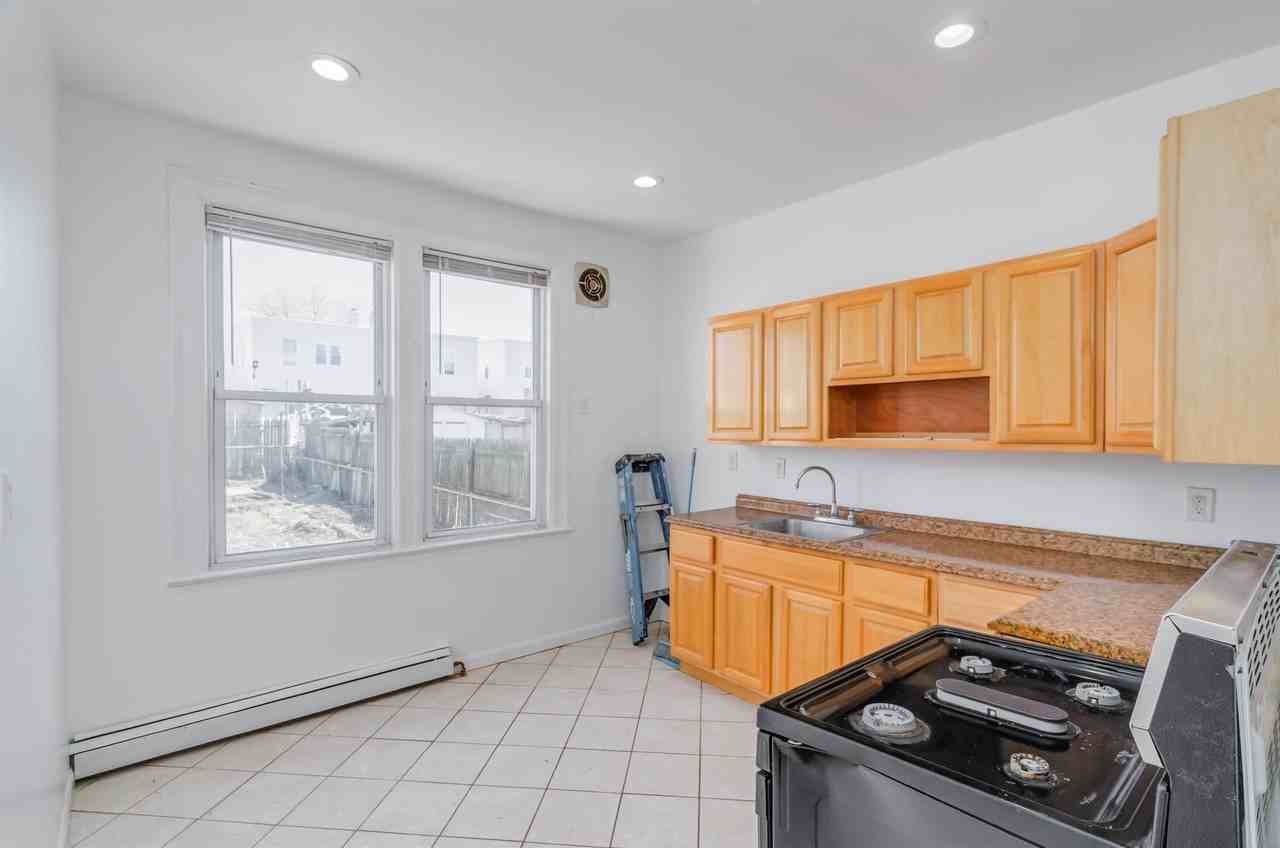 404 Danforth Ave - Photo 5 of 27