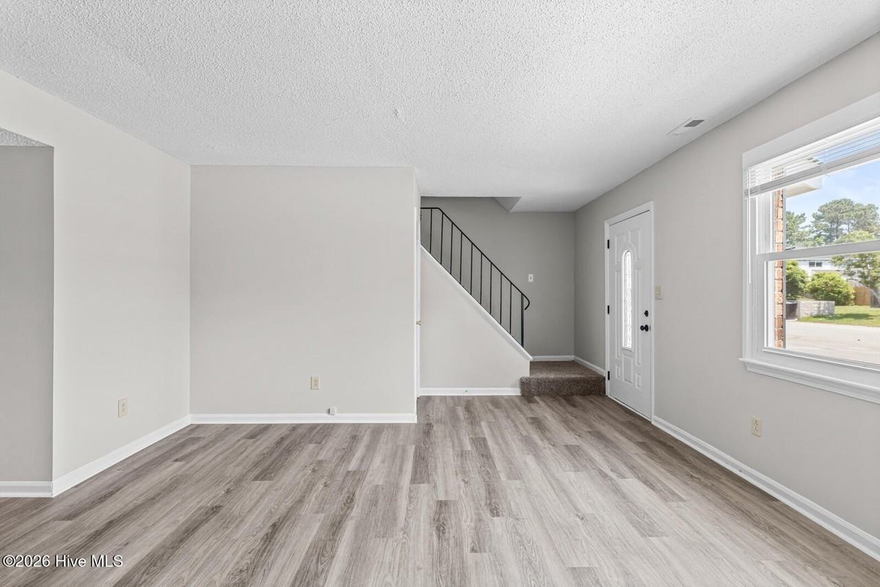 526 Myrtlewood Cir - Photo 3 of 22