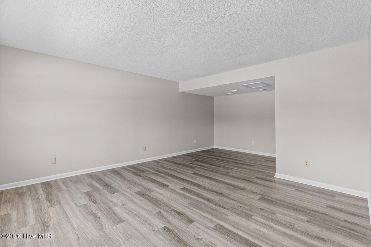 526 Myrtlewood Cir - Photo 4 of 22
