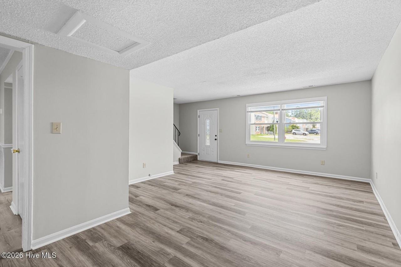 526 Myrtlewood Cir - Photo 5 of 22