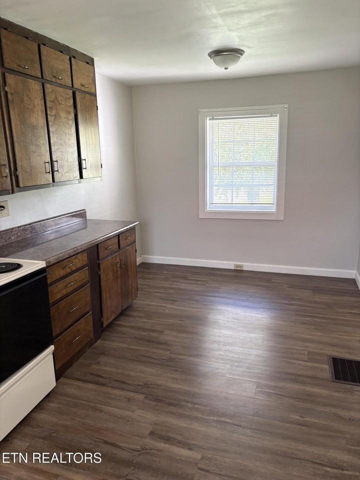 214 Juniper Ave - Photo 5 of 17