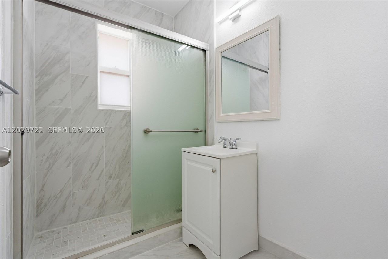 8430 Crespi Blvd #8420 - Photo 6 of 16