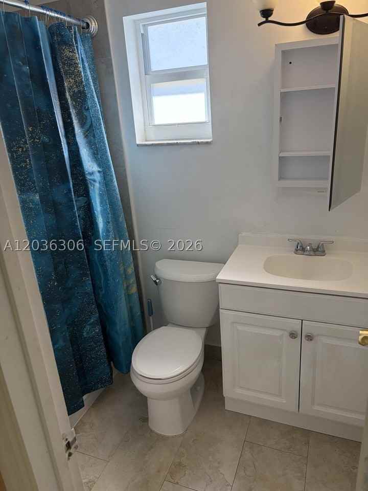 812 Ne 2nd St #1-2 - Photo 6 of 7