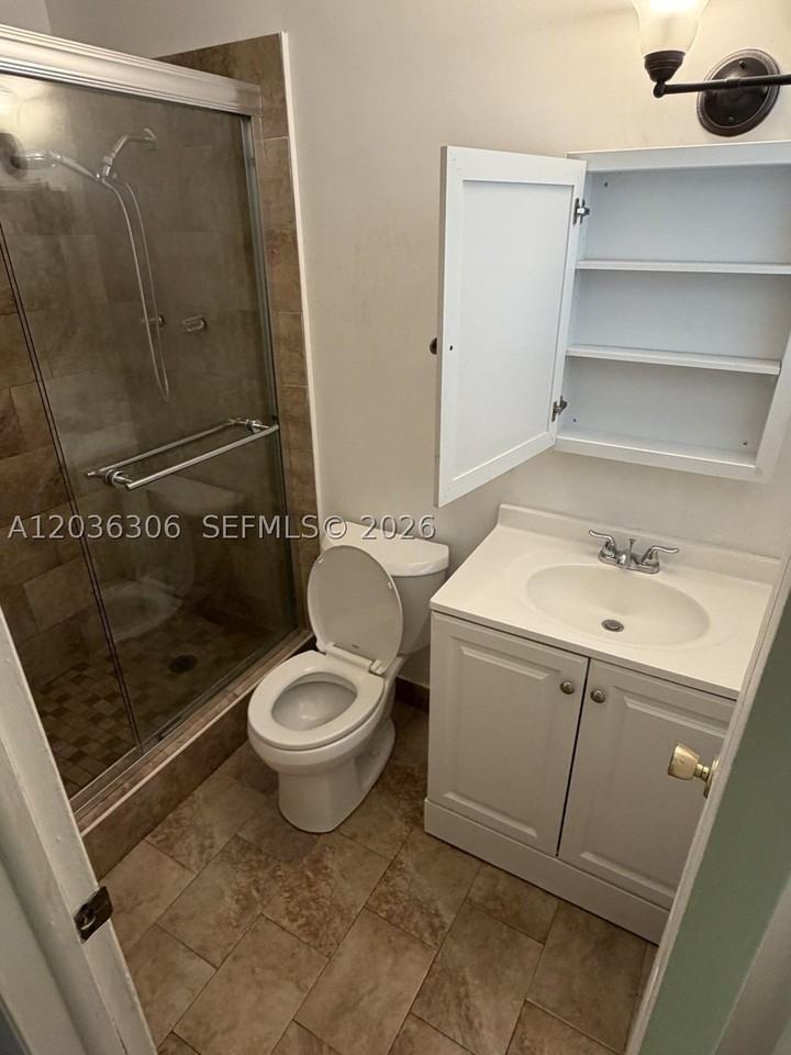 812 Ne 2nd St #1-2 - Photo 7 of 7