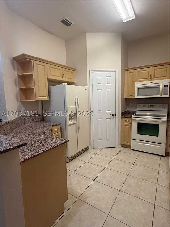 1657 Se 23rd Way #1657 - Photo 5 of 14