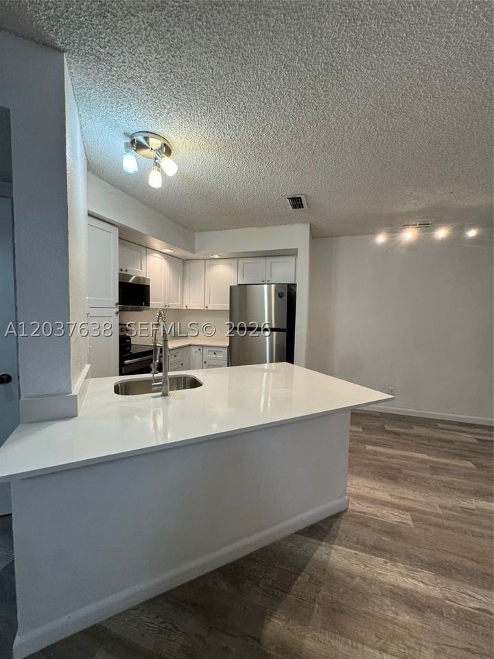 3390 Pinewalk Dr N #1016
