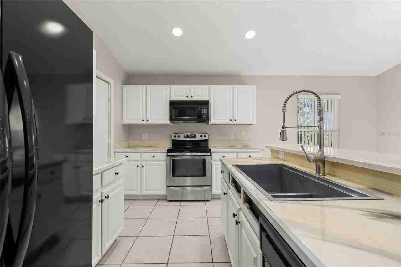 551 Castlemain Cir - Photo 4 of 50