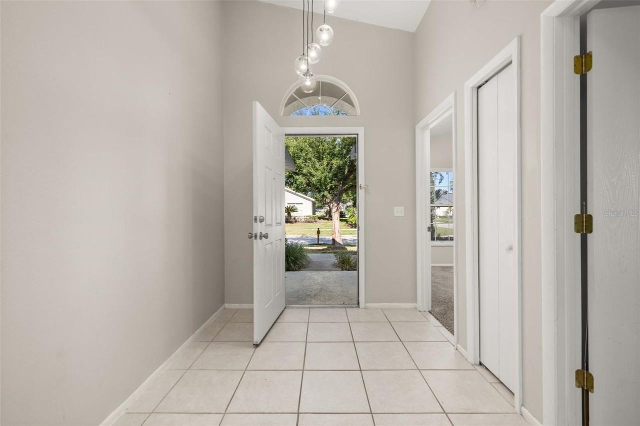 551 Castlemain Cir - Photo 5 of 50