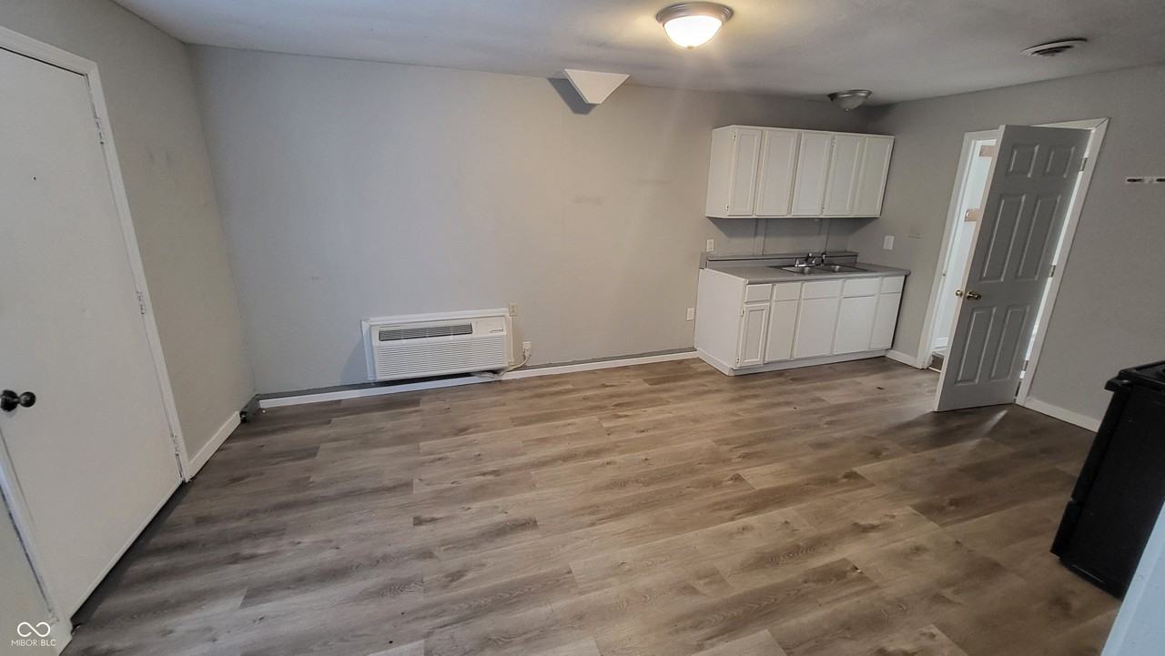 336 W 6th St - Photo 5 of 9