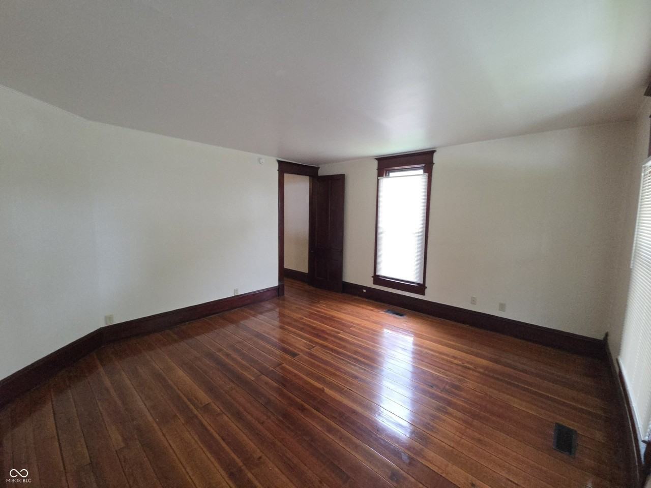 408 S Main St - Photo 4 of 28