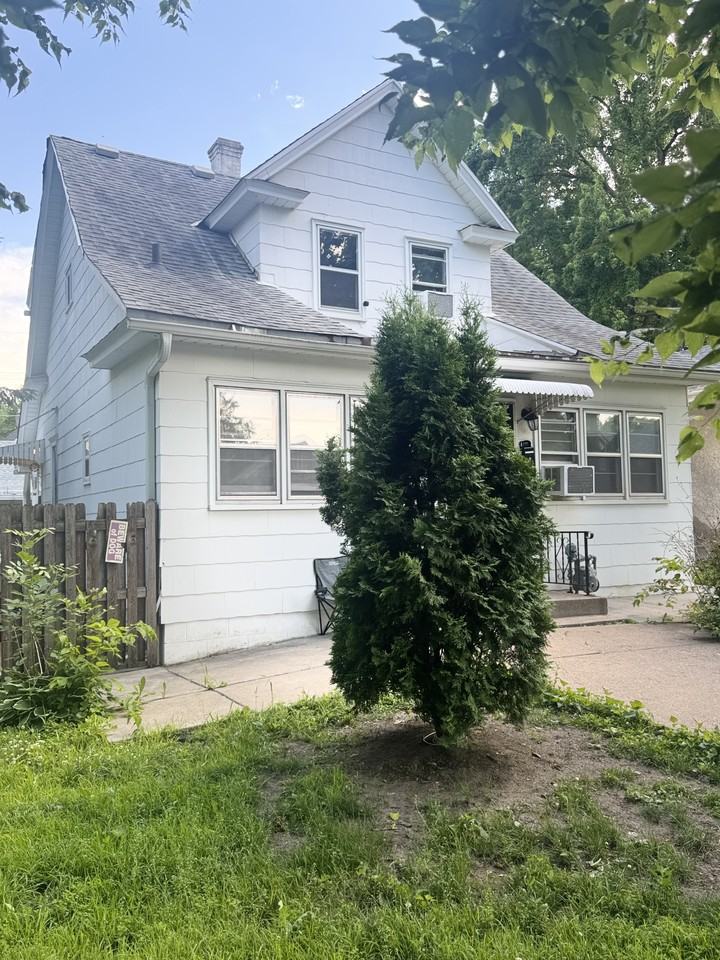 766 Minnehaha Ave W Uppr B