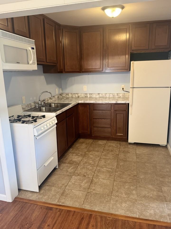 766 Minnehaha Ave W Uppr B - Photo 5 of 17