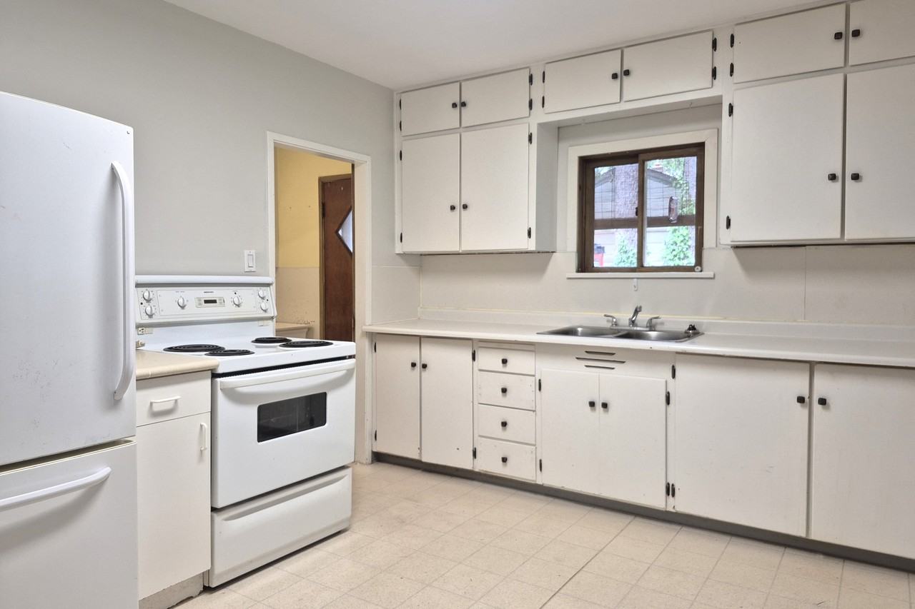 21310 124 Avenue - Photo 3 of 20