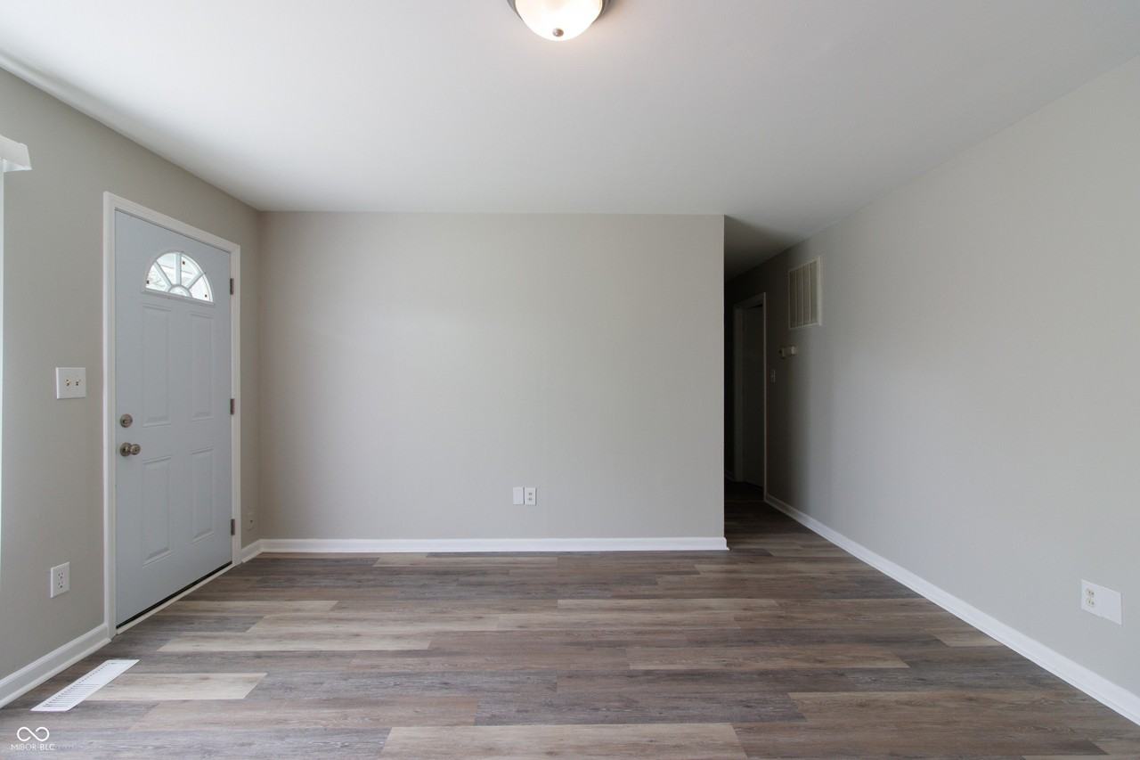 1445 Rolling Ridge Dr - Photo 2 of 20