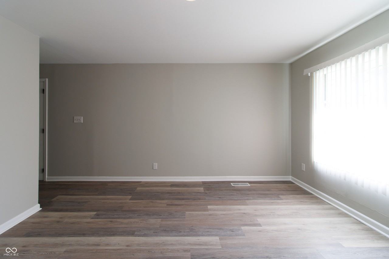 1445 Rolling Ridge Dr - Photo 3 of 20