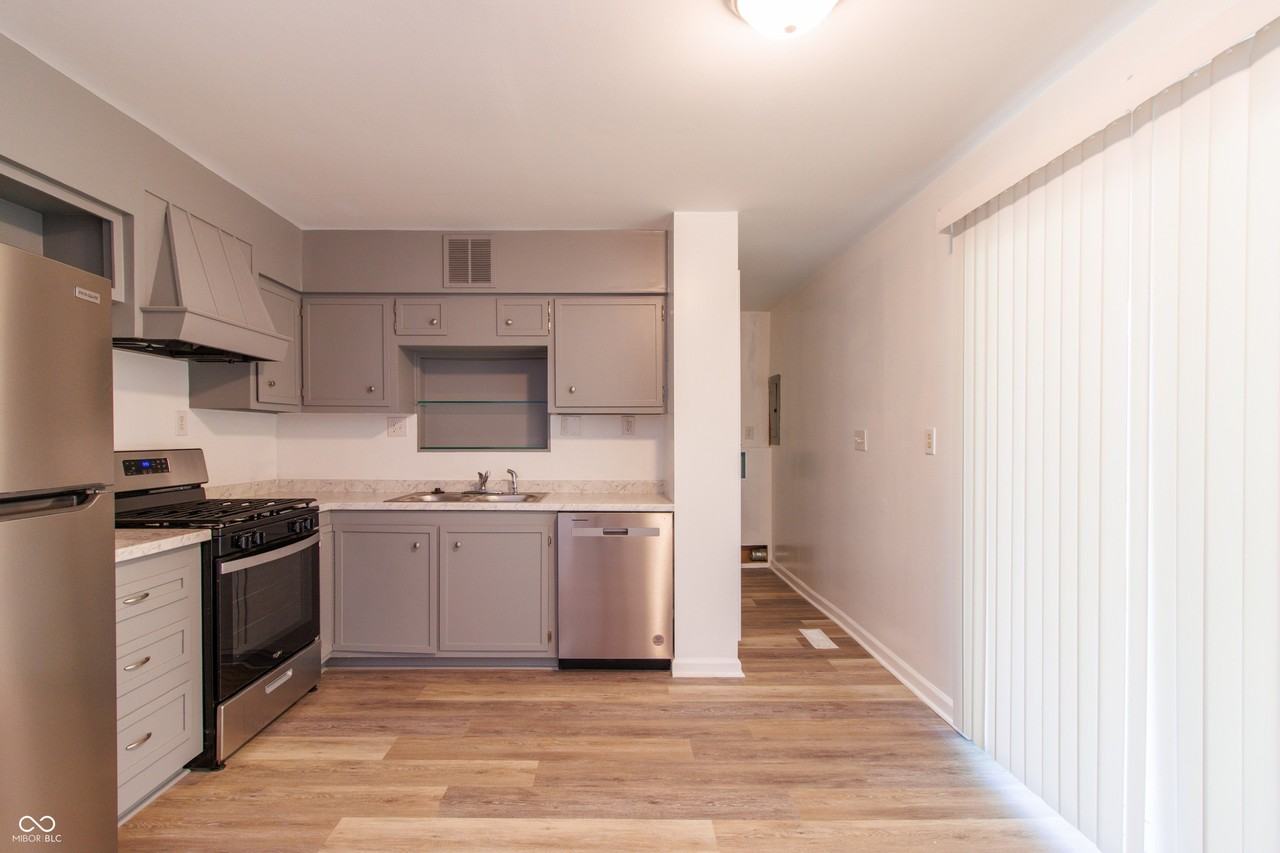 1445 Rolling Ridge Dr - Photo 4 of 20