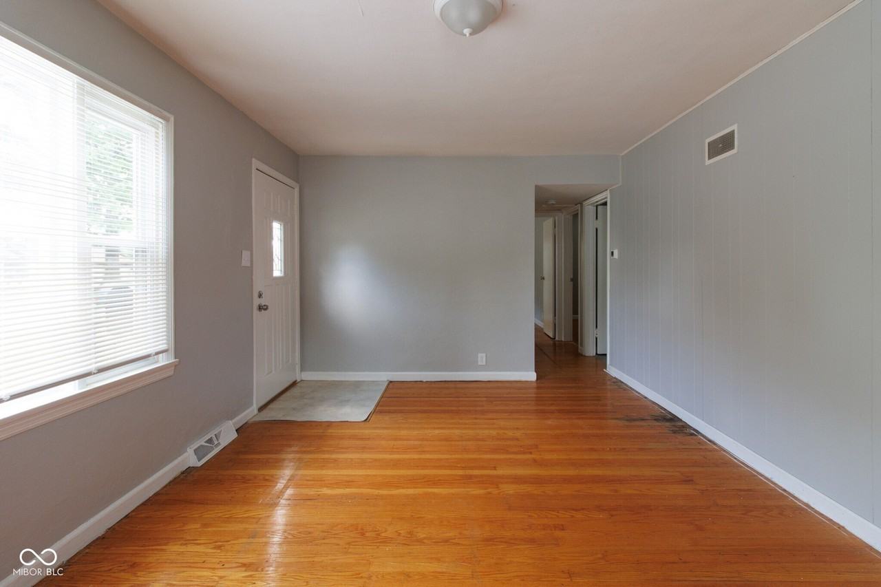 4430 N Longworth Ave - Photo 4 of 16