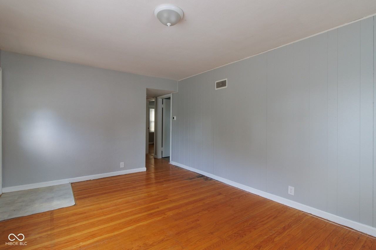 4430 N Longworth Ave - Photo 5 of 16