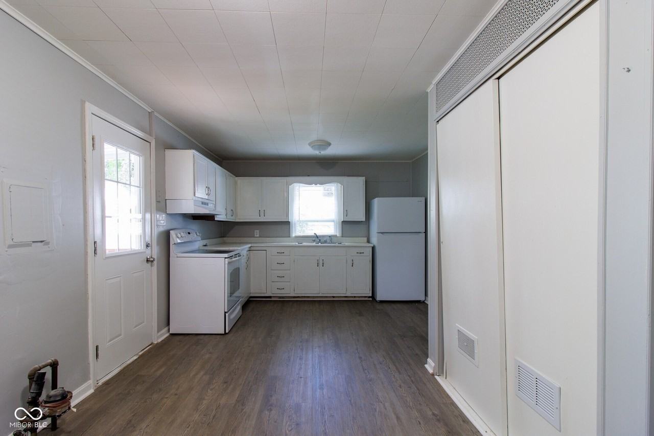 4430 N Longworth Ave - Photo 6 of 16