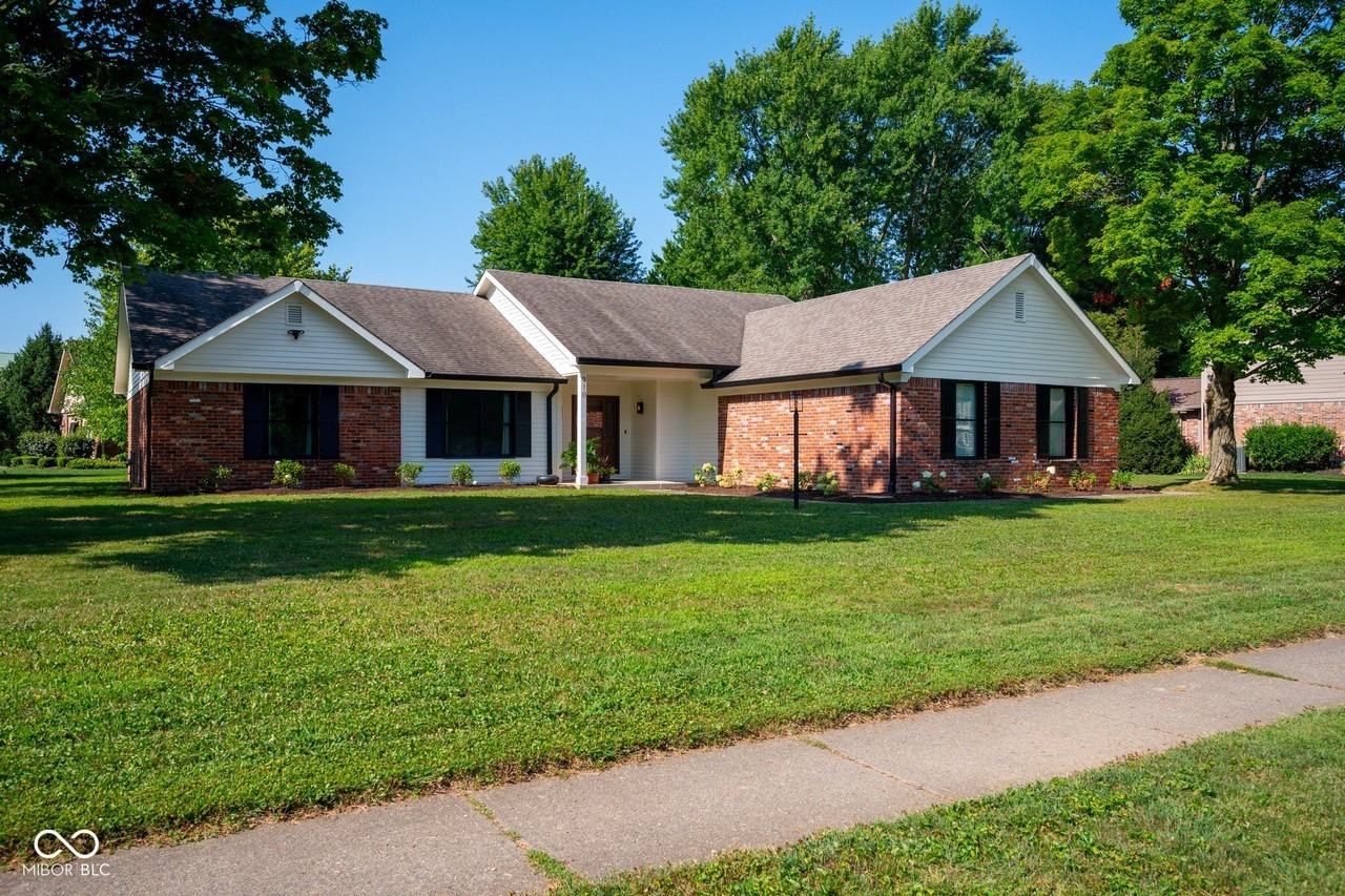 910 Williamsburg Ln - Photo 2 of 26