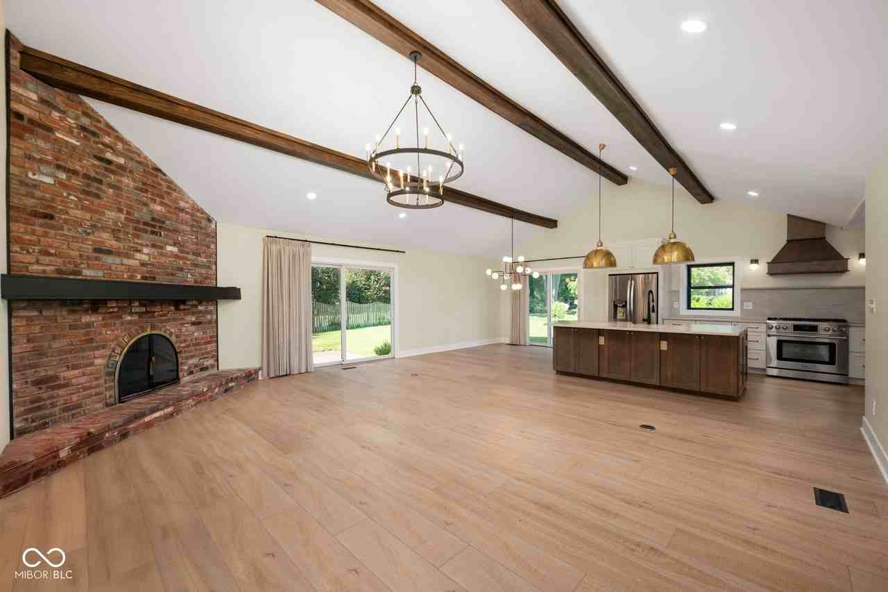 910 Williamsburg Ln - Photo 4 of 26