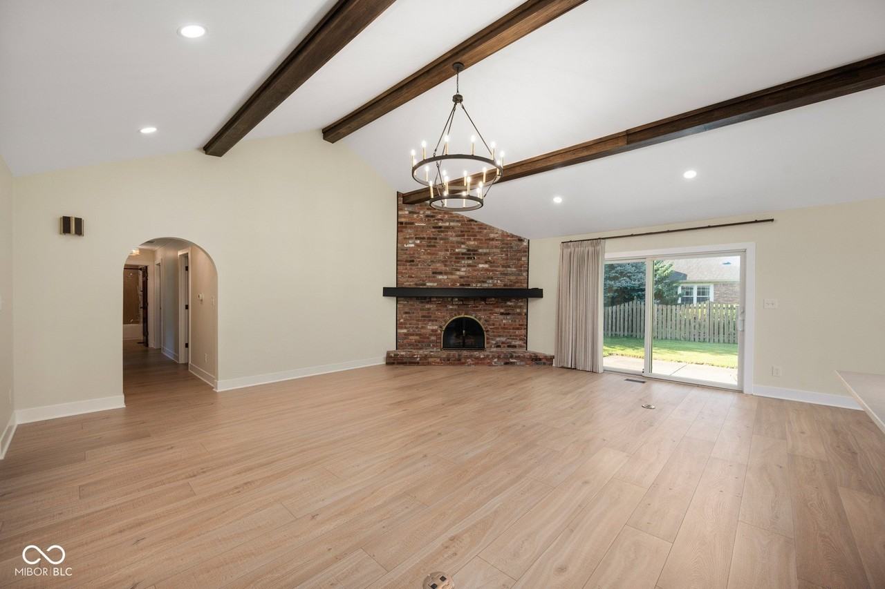 910 Williamsburg Ln - Photo 5 of 26