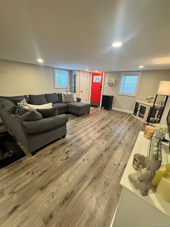 570 Monroe Blvd #1stFL - Photo 6 of 18