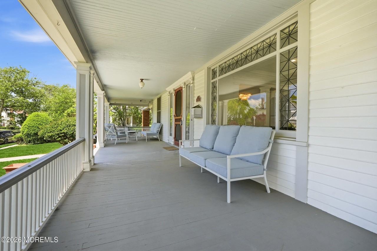 211 Cedar Ave - Photo 4 of 44