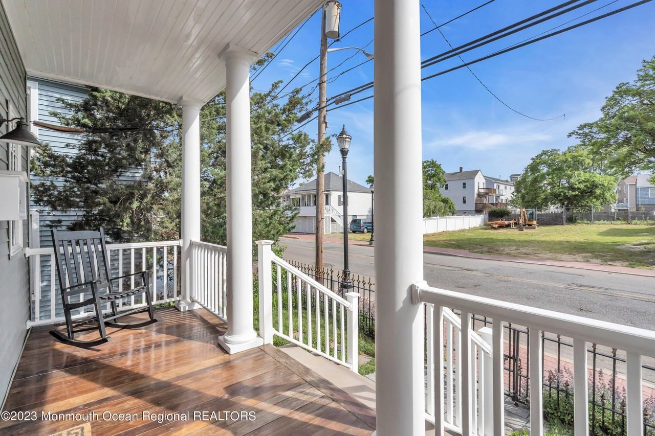 237 Bay Ave - Photo 4 of 46
